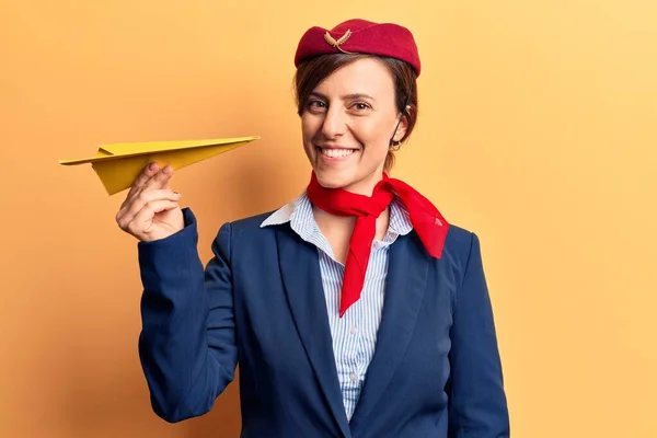 Νέα Όμορφη Γυναίκα Φορώντας Στολή Αεροσυνοδού Κρατώντας Αεροπλάνο Χαρτί Αναζητούν — Φωτογραφία Αρχείου