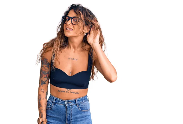 Ung Latinamerikansk Kvinna Med Tatuering Klädd Vardagliga Kläder Och Glasögon — Stockfoto