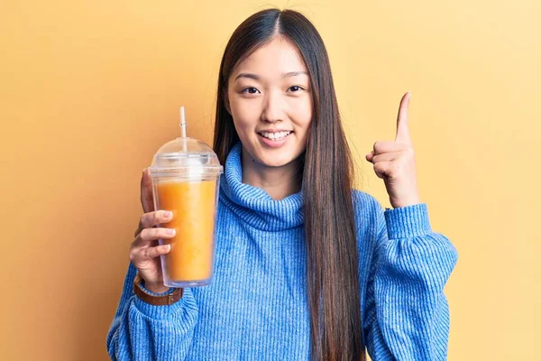 Joven Hermosa Mujer China Bebiendo Vaso Jugo Naranja Sonriendo Con —  Fotos de Stock