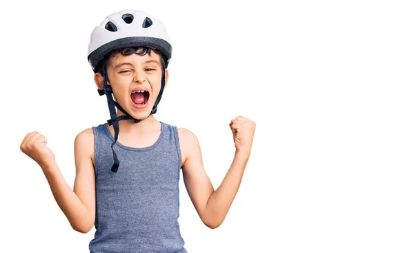 Bisiklet Kaskı Takan Küçük Şirin Çocuk Gururla Bağırıyor Zaferi Kutluyor — Stok fotoğraf