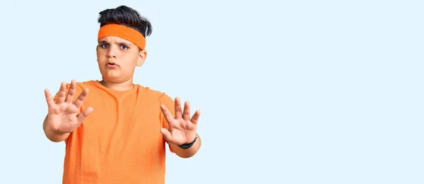 Kleiner Junge Sportkleidung Macht Stop Geste Mit Handflächen Wütendem Und — Stockfoto