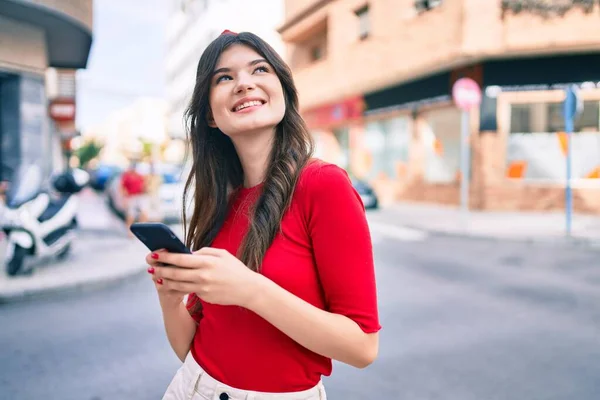 Junge Kaukasierin Lächelt Glücklich Mit Smartphone Durch Die Stadt — Stockfoto