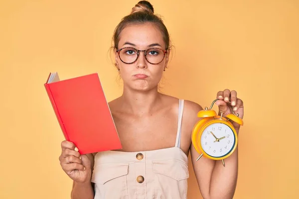 Belle Femme Caucasienne Tenant Livre Réveil Déprimé Inquiet Pour Détresse — Photo