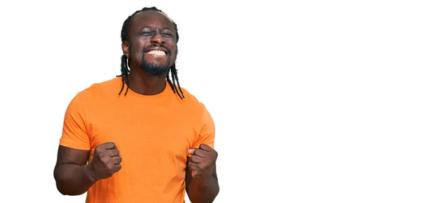 Jóképű Fiatal Afro Amerikai Férfi Alkalmi Ruhát Visel Izgatott Siker — Stock Fotó