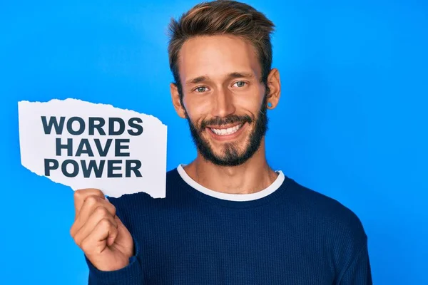 Bonito Homem Caucasiano Com Barba Mostrando Palavras Têm Banner Poder — Fotografia de Stock