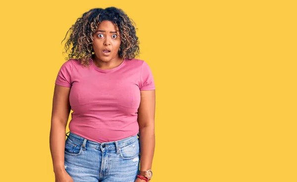 Молода Афроамериканка Плюс Розмір Жінка Повсякденному Одязі Шоковому Обличчі Виглядає — стокове фото