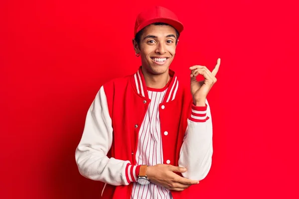 Joven Hombre Amerciano Africano Vistiendo Uniforme Béisbol Sonriendo Feliz Señalando —  Fotos de Stock