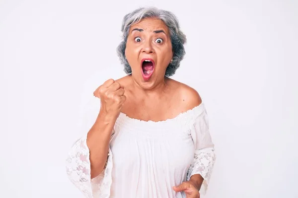 Yaşlı Latin Asıllı Gri Saçlı Günlük Kıyafetler Giyen Kızgın Kızgın — Stok fotoğraf