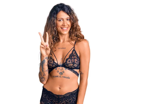 Ung Latinamerikansk Kvinna Med Tatuering Bär Underkläder Visar Och Pekar — Stockfoto