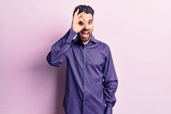 Joven Hombre Guapo Con Barba Llevando Camisa Casual Haciendo Buen —  Fotos de Stock