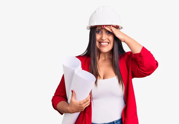 Jong Mooi Brunette Vrouw Dragen Hardhat Holding Architect Blauwdruk Gestrest — Stockfoto