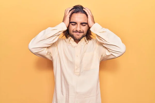 Jeune Homme Beau Portant Des Vêtements Travail Souffrant Maux Tête — Photo