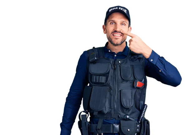 Polis Üniforması Giyen Genç Yakışıklı Adam Parmakları Burnuna Yüzüne Dönük — Stok fotoğraf
