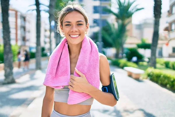 Jovem Cauciasiano Fitness Mulher Vestindo Roupas Esportivas Treinamento Livre — Fotografia de Stock