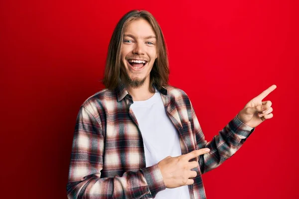 Handsome Caucasian Man Long Hair Wearing Casual Clothes Smiling Looking — Stock Photo, Image