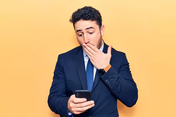 Giovane Uomo Ispanico Indossa Vestito Utilizzando Smartphone Bocca Copertura Con — Foto Stock