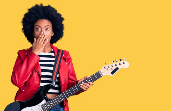 Mujer Afroamericana Joven Tocando Guitarra Eléctrica Cubriendo Boca Con Mano —  Fotos de Stock