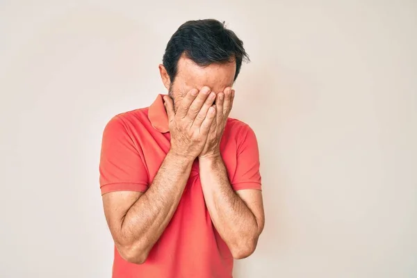 Homem Hispânico Meia Idade Vestindo Roupas Casuais Com Expressão Triste — Fotografia de Stock