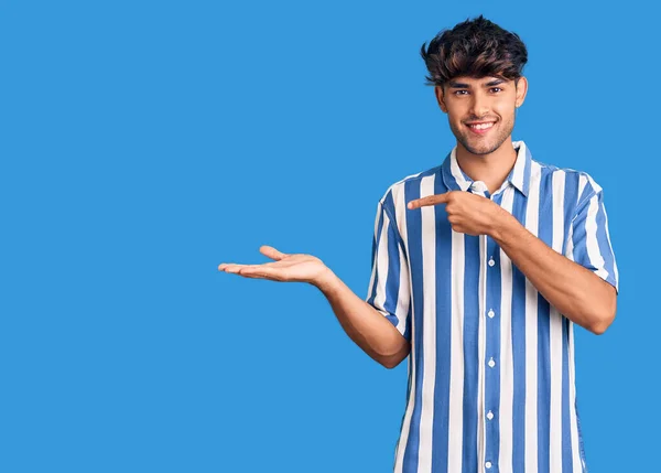 Joven Hispano Vestido Con Ropa Casual Asombrado Sonriendo Cámara Mientras — Foto de Stock