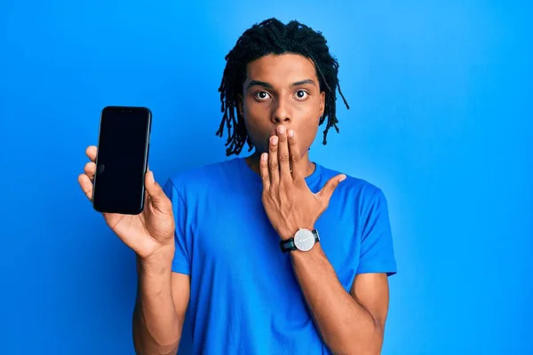 Jonge Afro Amerikaanse Man Met Smartphone Die Een Blanco Scherm — Stockfoto