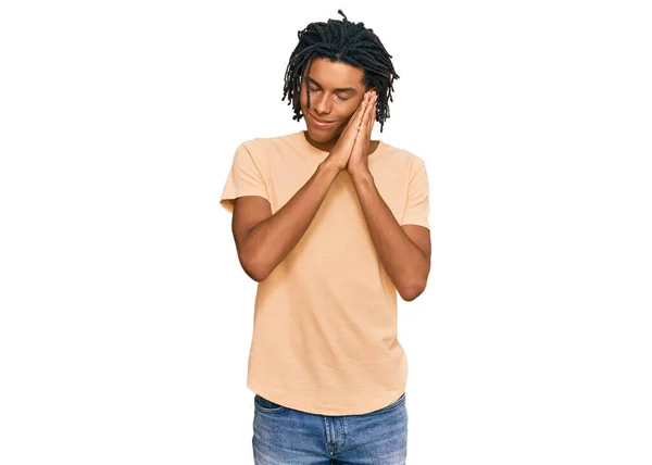 Jovem Afro Americano Vestindo Roupas Casuais Dormindo Cansado Sonhando Posando — Fotografia de Stock