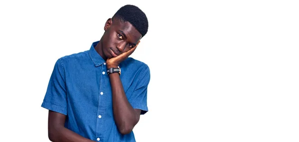 Joven Afroamericano Vestido Con Ropa Casual Pensando Que Cansado Aburrido — Foto de Stock