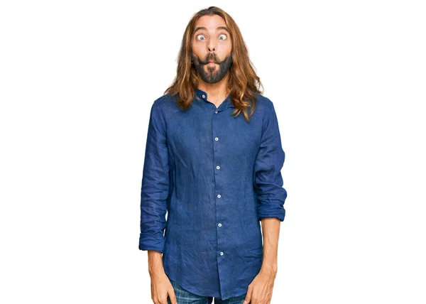 Hombre Atractivo Con Pelo Largo Barba Llevando Ropa Casual Haciendo — Foto de Stock