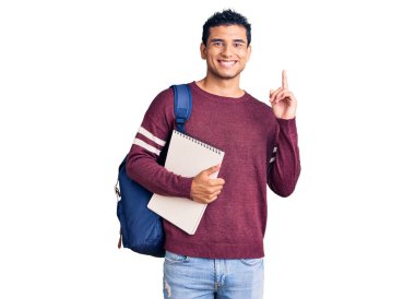 İspanyol yakışıklı, öğrenci çantası ve not defteri takan genç adam bir fikir ya da soru işareti ile şaşırdı. 