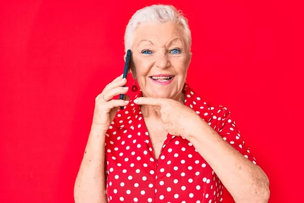 Senior Hermosa Mujer Con Ojos Azules Cabello Gris Teniendo Conversación —  Fotos de Stock