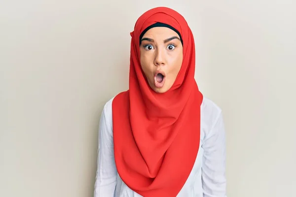 伝統的なイスラムのヒジャーブスカーフを身に着けている若い美しいヒスパニックの女の子は恐れていると驚きの表現でショックを受けました 恐怖と興奮した顔 — ストック写真