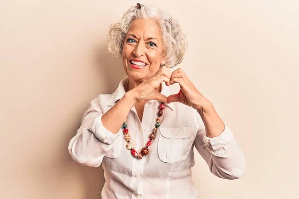 Femme Âgée Aux Cheveux Gris Portant Des Vêtements Décontractés Souriant — Photo