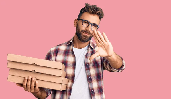 Giovane Uomo Ispanico Che Tiene Consegna Pizza Scatola Con Mano — Foto Stock