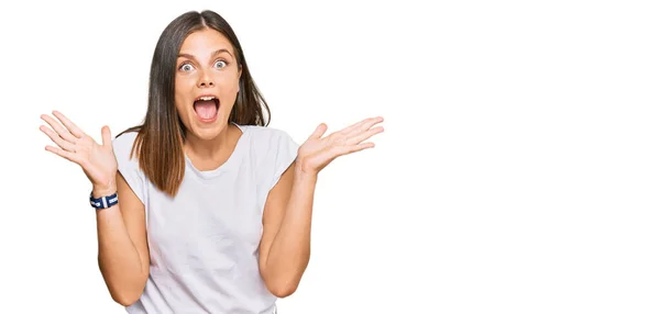 Mujer Caucásica Joven Vistiendo Camiseta Blanca Casual Celebrando Loco Sorprendido —  Fotos de Stock