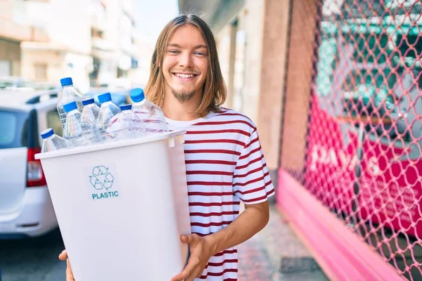 Jovem Caucasiano Com Cabelos Longos Loiros Barba Reciclando Garrafas Plástico — Fotografia de Stock