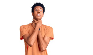 Sıradan kıyafetler giyen genç Afro-Amerikalı adam boğularak can çekişiyor çünkü boğularak can çekişiyor. Sağlık problemi. Boğulma ve intihar konsepti. 