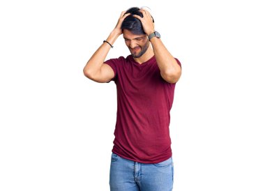 Yakışıklı İspanyol adam gündelik kıyafetler giyiyor. Baş ağrısı çekiyor, çaresiz ve stresli. Çünkü acı ve migren. Eller başının üstünde.. 