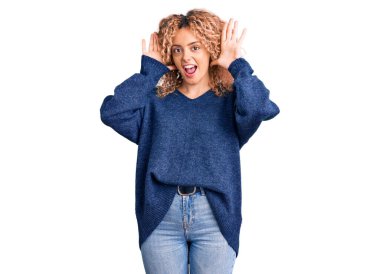 Kış süveteri giyen, kıvırcık saçlı, neşeli gülümseyen, elleri ve yüzü görünen genç sarışın kadın. Şaşırdım ve çıktım. 