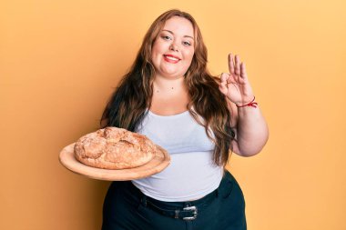 Ayrıca beyaz kadın elinde ekmek tutuyor. Parmaklarıyla işaret veriyor, gülümsüyor. Mükemmel bir sembol. 