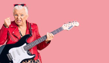 Son sınıf güzeli, mavi gözlü, gri saçlı, modern görünümlü, kızgın ve kızgın gitar çalan, öfkeden kudurmuş ve öfkeyle bağıran bir kadın. öfke ve agresif konsept. 