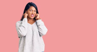 Uzun saçlı İspanyol kadın yüksek sesli müzik sesi için kulaklarını parmaklarıyla kapatıyor. sağır kavramı. 