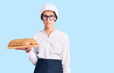 Güzel, esmer, fırıncı üniforması giyen, ev yapımı ekmek taşıyan, düşünceli, ayık bakışlı, kendine güvenen bir kadın. 