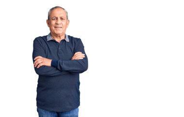 Kollarını kavuşturup kameraya bakarak gülümseyen sıradan polo yüzlü yakışıklı bir adam. pozitif kişi. 