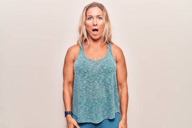 Orta yaşlı, beyaz, sarışın kadın. Şok olmuş gibi giyinmiş. Şüpheci ve alaycı görünüyor. 