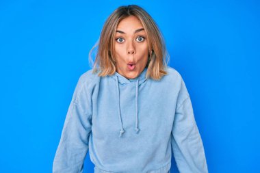 Güzel, beyaz bir kadın, sıradan bir kazak giyiyor. Korkmuş ve ağzı açık kalmış, şaşırmış, inançsız bir yüz. 