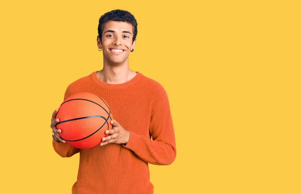 Junger Afrikanisch Amerikanischer Mann Der Einen Basketballball Der Hand Hält — Stockfoto