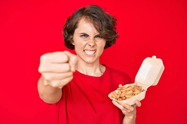 Giovane Donna Ispanica Possesso Patatine Fritte Infastidito Frustrato Urlando Con — Foto Stock