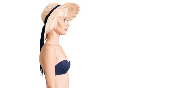 Jonge Blonde Vrouw Met Tatoeage Dragen Bikini Zomer Hoed Zoek — Stockfoto