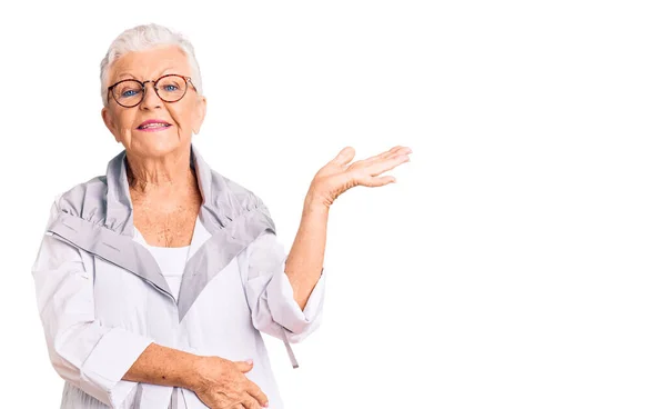 Senior Hermosa Mujer Con Ojos Azules Pelo Gris Con Ropa — Foto de Stock