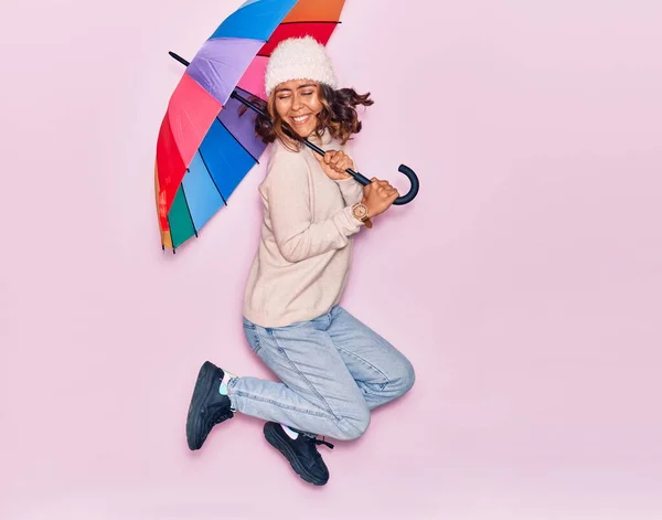Jonge Mooie Latijnse Vrouw Met Een Glimlachende Paraplu Springen Met — Stockfoto