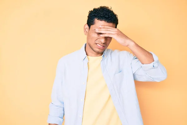 Young Handsome Hispanic Man Standing Yellow Background Surprised Hand Head — Stock Photo, Image